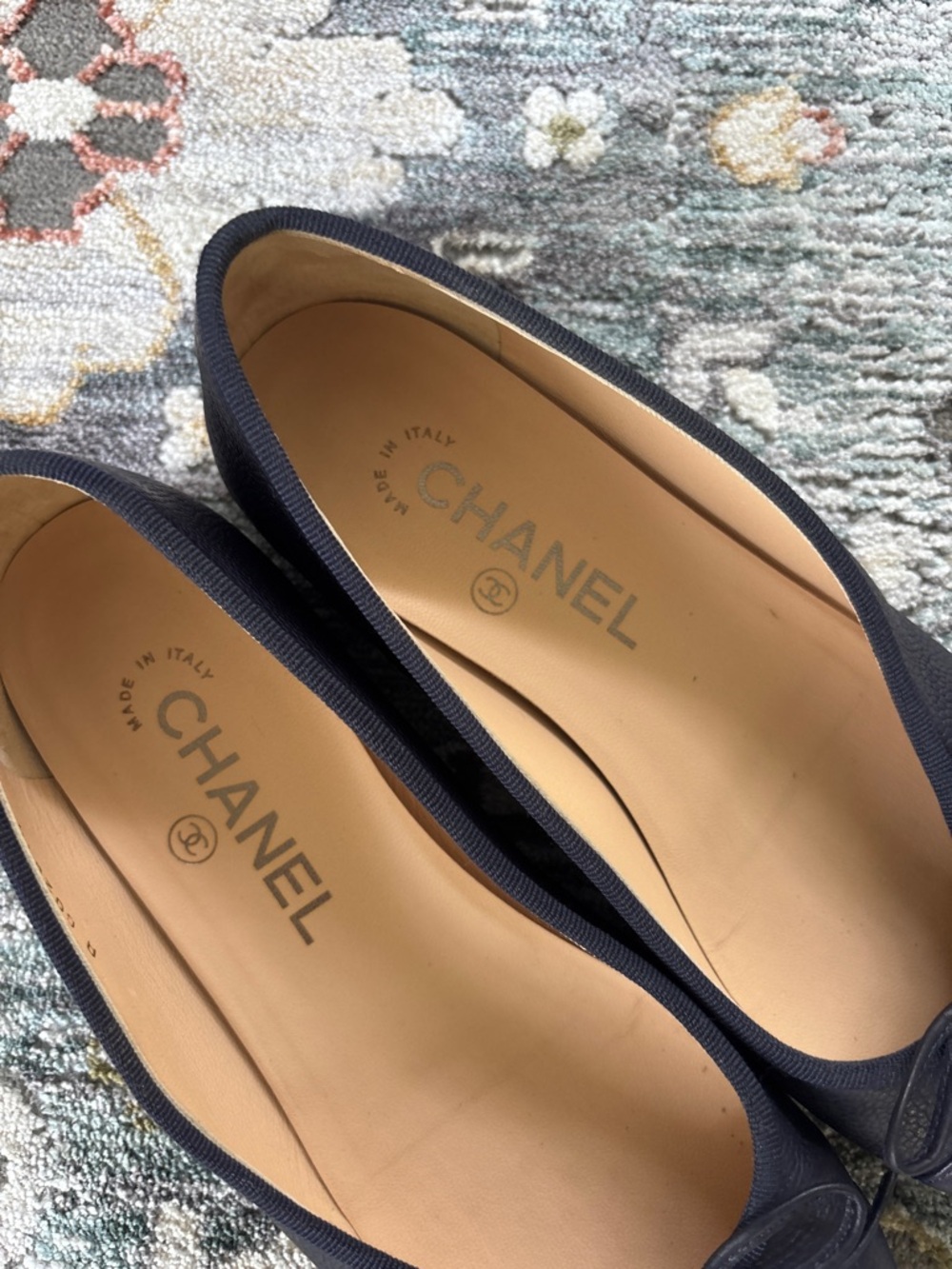 CHANEL Navy Leather Ballet Flats with CC Stitching and Bow - Picture 3 of 5